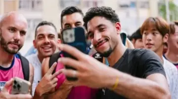 لقطات عفوية تجمع عمر مرموش بجماهير مانشستر سيتي خلال الجولة الآسيوية الحالية
